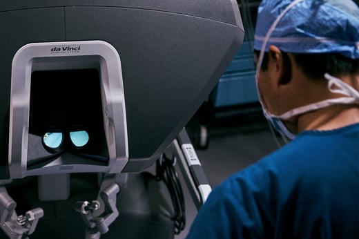 surgeon-workspace-at-davinci-surgeon-console